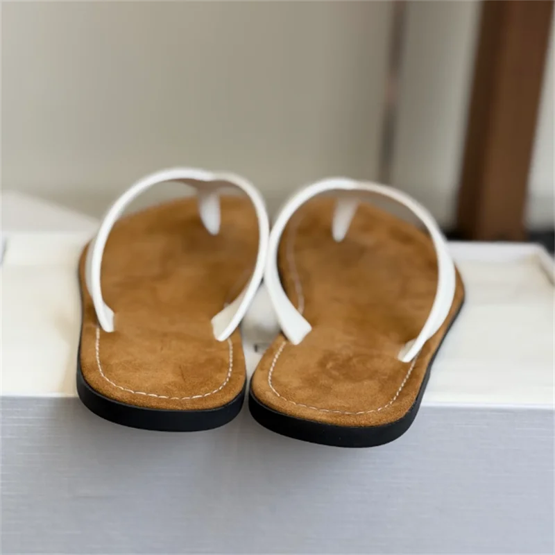 The New Thong Sandals Are Made of Fine Calf Leather, Leather Lining, Fashionable Round Toe Rubber Sole, Craftsmanship and Simple