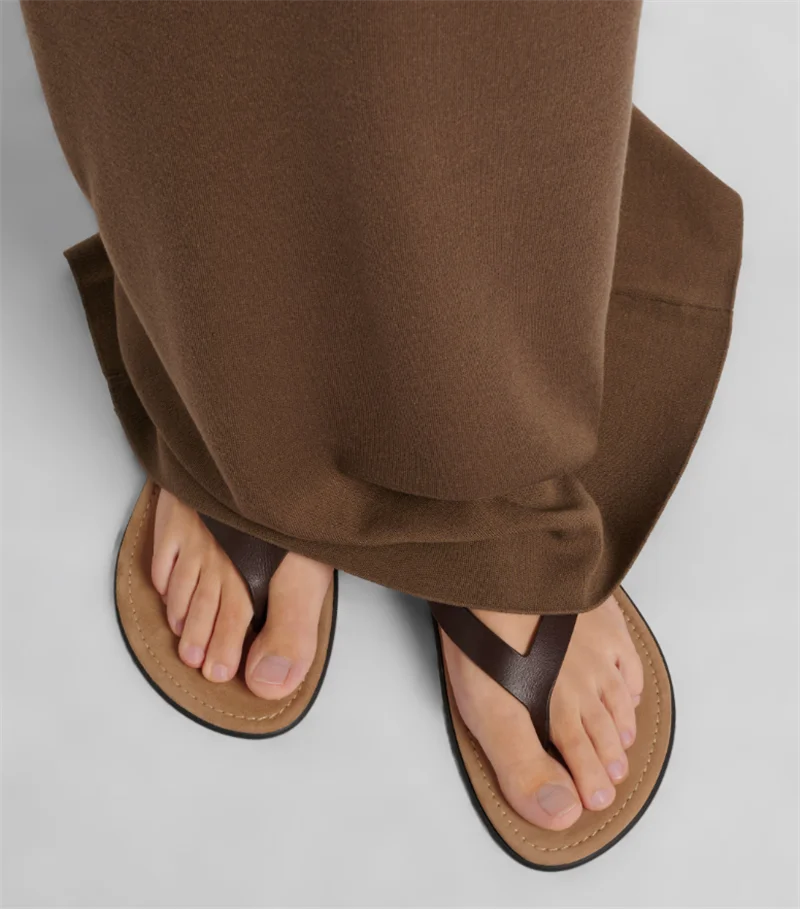 The New Thong Sandals Are Made of Fine Calf Leather, Leather Lining, Fashionable Round Toe Rubber Sole, Craftsmanship and Simple