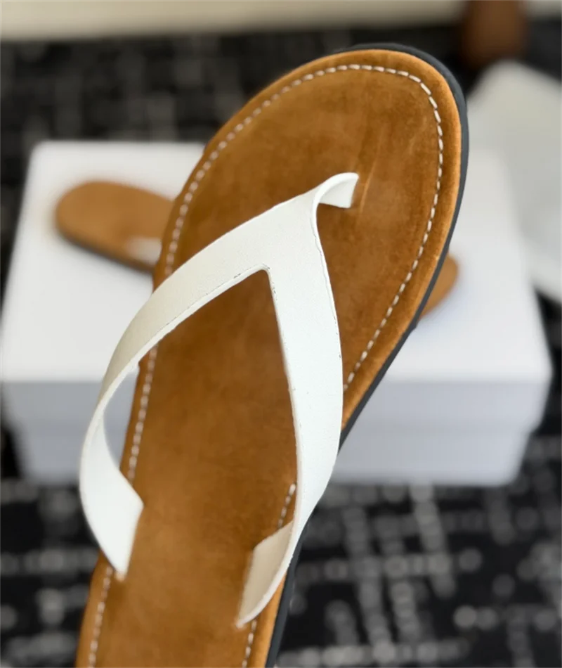 The New Thong Sandals Are Made of Fine Calf Leather, Leather Lining, Fashionable Round Toe Rubber Sole, Craftsmanship and Simple