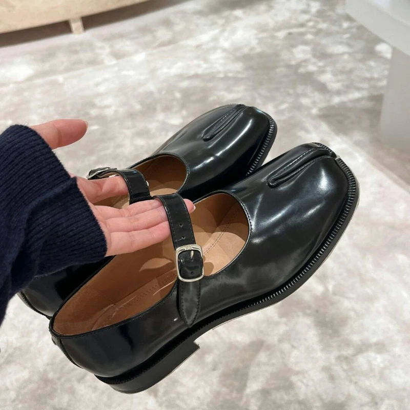 Womens Shallow Open Tabi Mary Jane Flat Shoes Patent Leather Split Toe Design Popular Fashion Footwear Suitable for Daily Wear