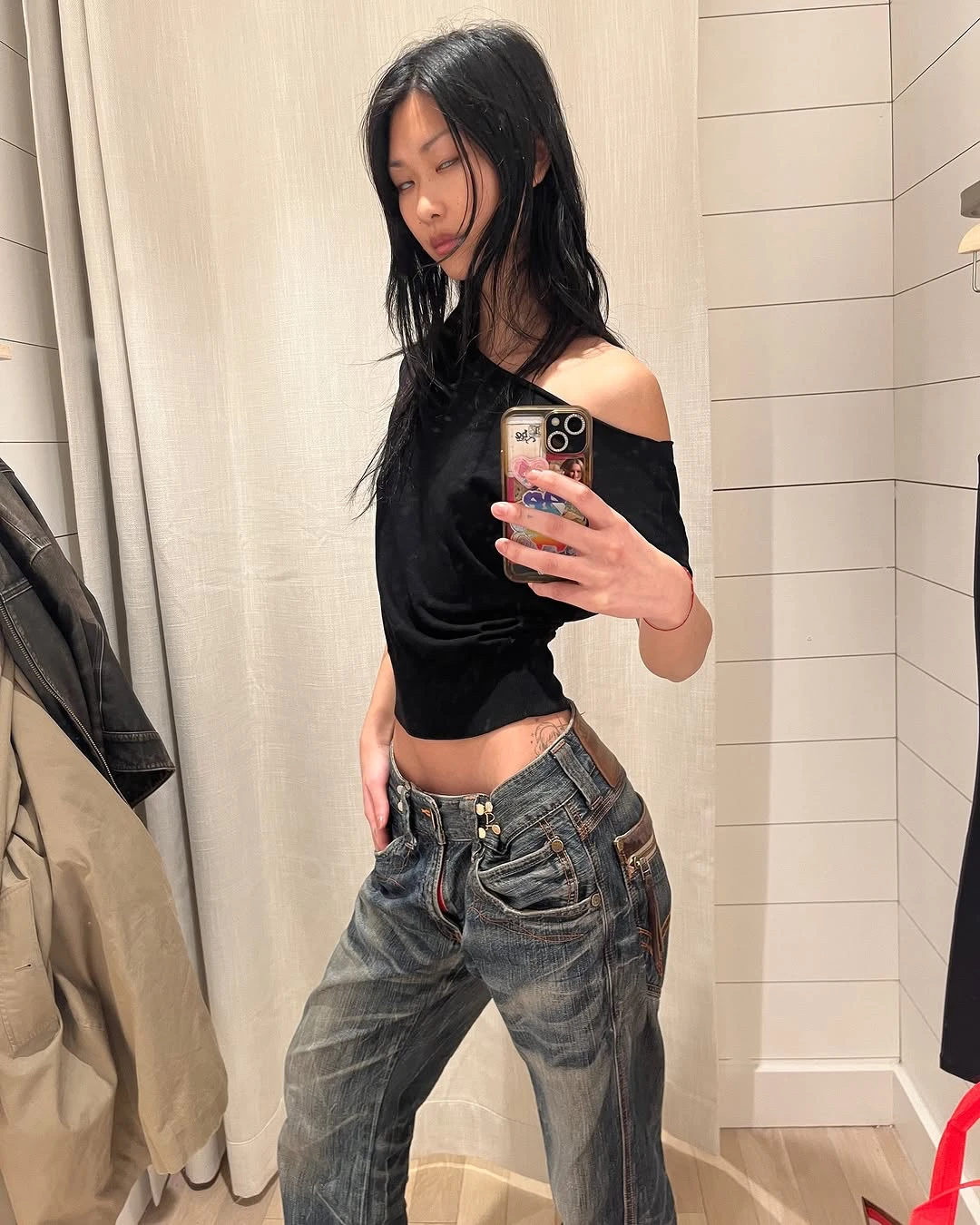 Black Asymmetrical Knitted Tank Top with One-Shoulder Design, Ruched Waist, Short Style, Slimming Fit, Sexy T-Shirt, Casual Asymmetrical Knitted Top