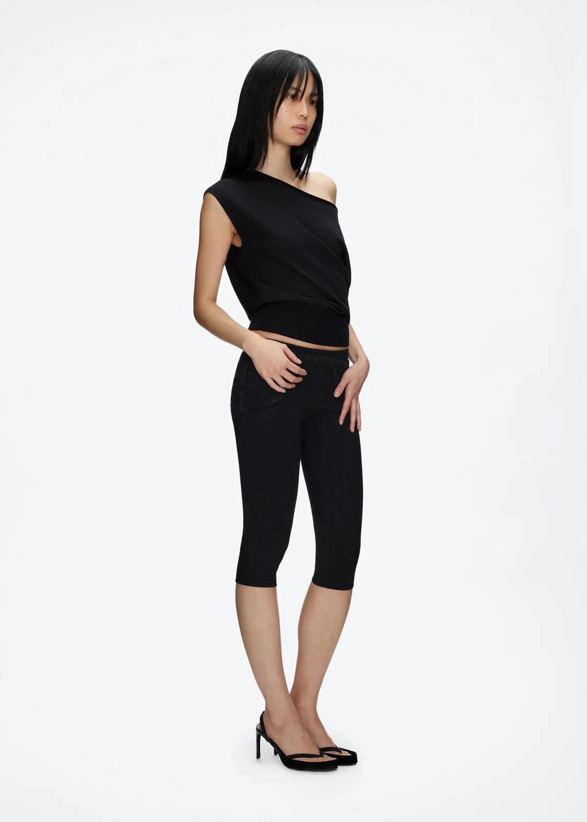 Black Asymmetrical Knitted Tank Top with One-Shoulder Design, Ruched Waist, Short Style, Slimming Fit, Sexy T-Shirt, Casual Asymmetrical Knitted Top