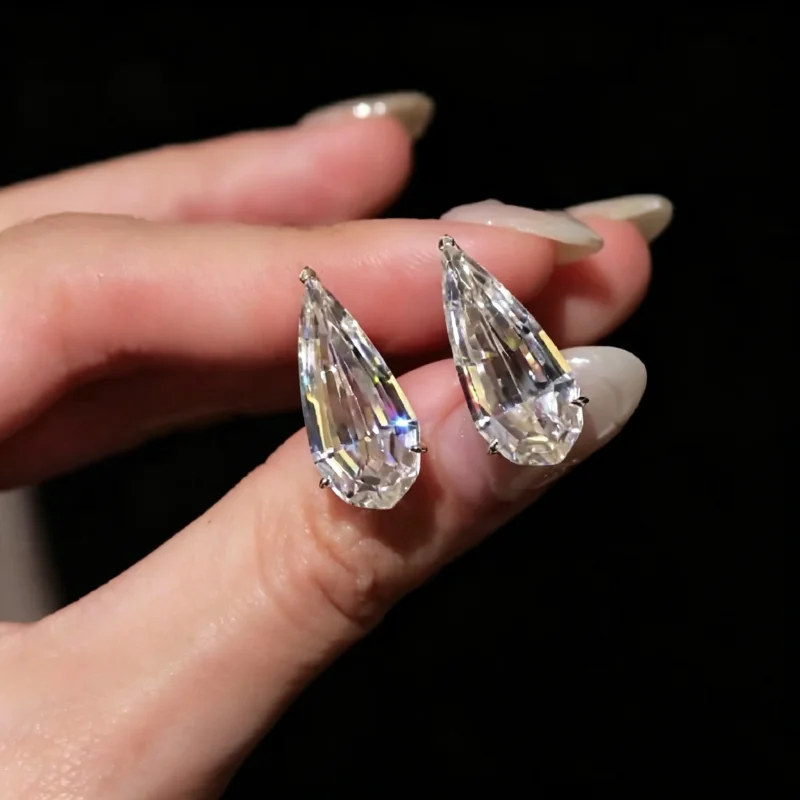 Bellux Copper Alloy Plated with K Gold White Water Drop Single 12 Carat Diamond Light Luxury Fashion Daily Earrings