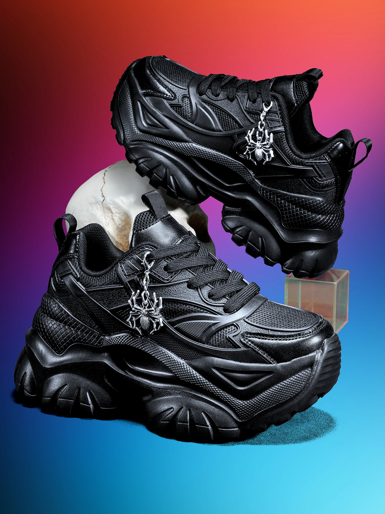 Women's outdoor all-season dad sneakers, Y2K style with a 7CM thick sole for added height, white sports shoes, featuring a detachable silver spider decoration, combined with breathable mesh and lightweight EVA, versatile trendy shoes for everyday commuting and shopping