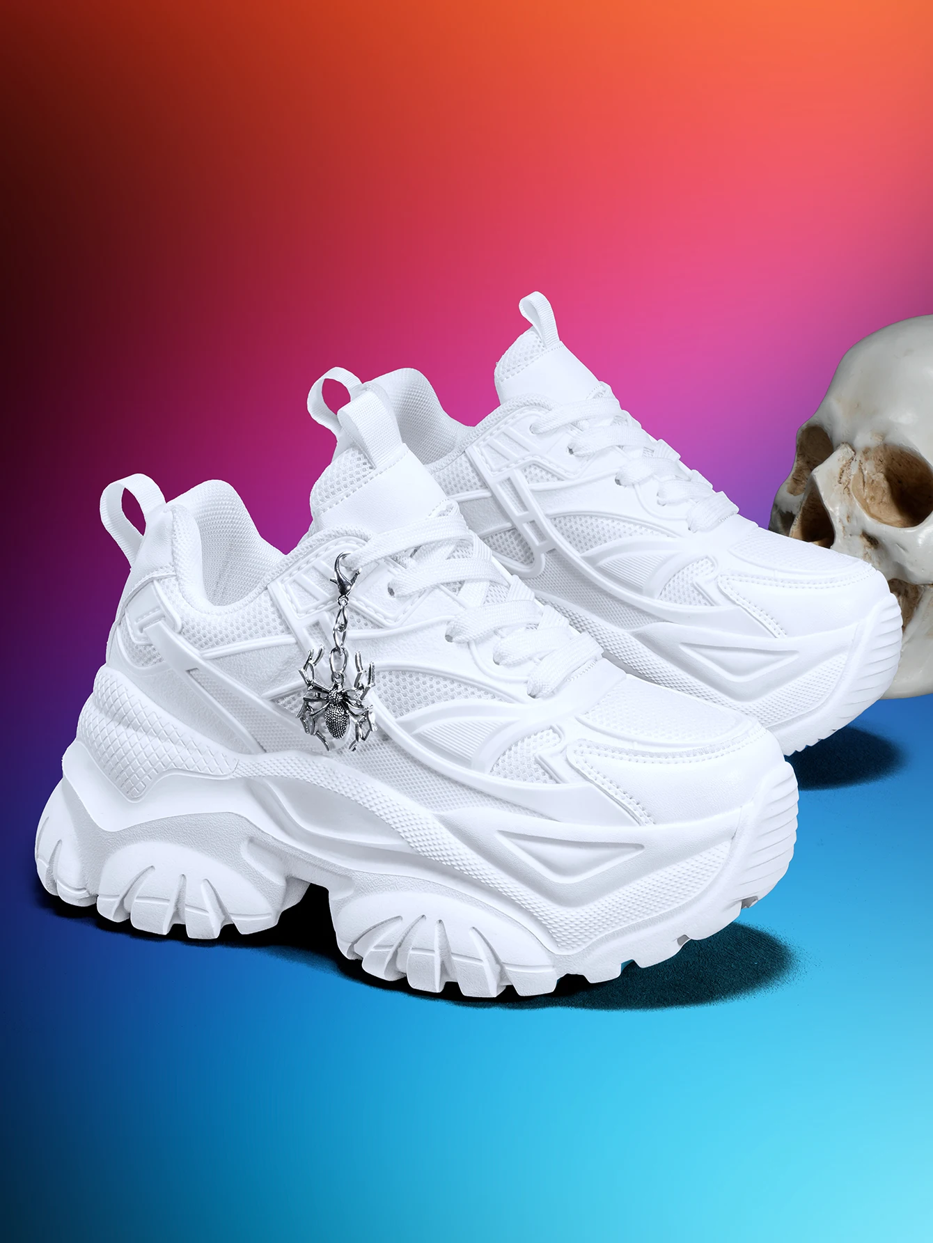 Women's outdoor all-season dad sneakers, Y2K style with a 7CM thick sole for added height, white sports shoes, featuring a detachable silver spider decoration, combined with breathable mesh and lightweight EVA, versatile trendy shoes for everyday commuting and shopping