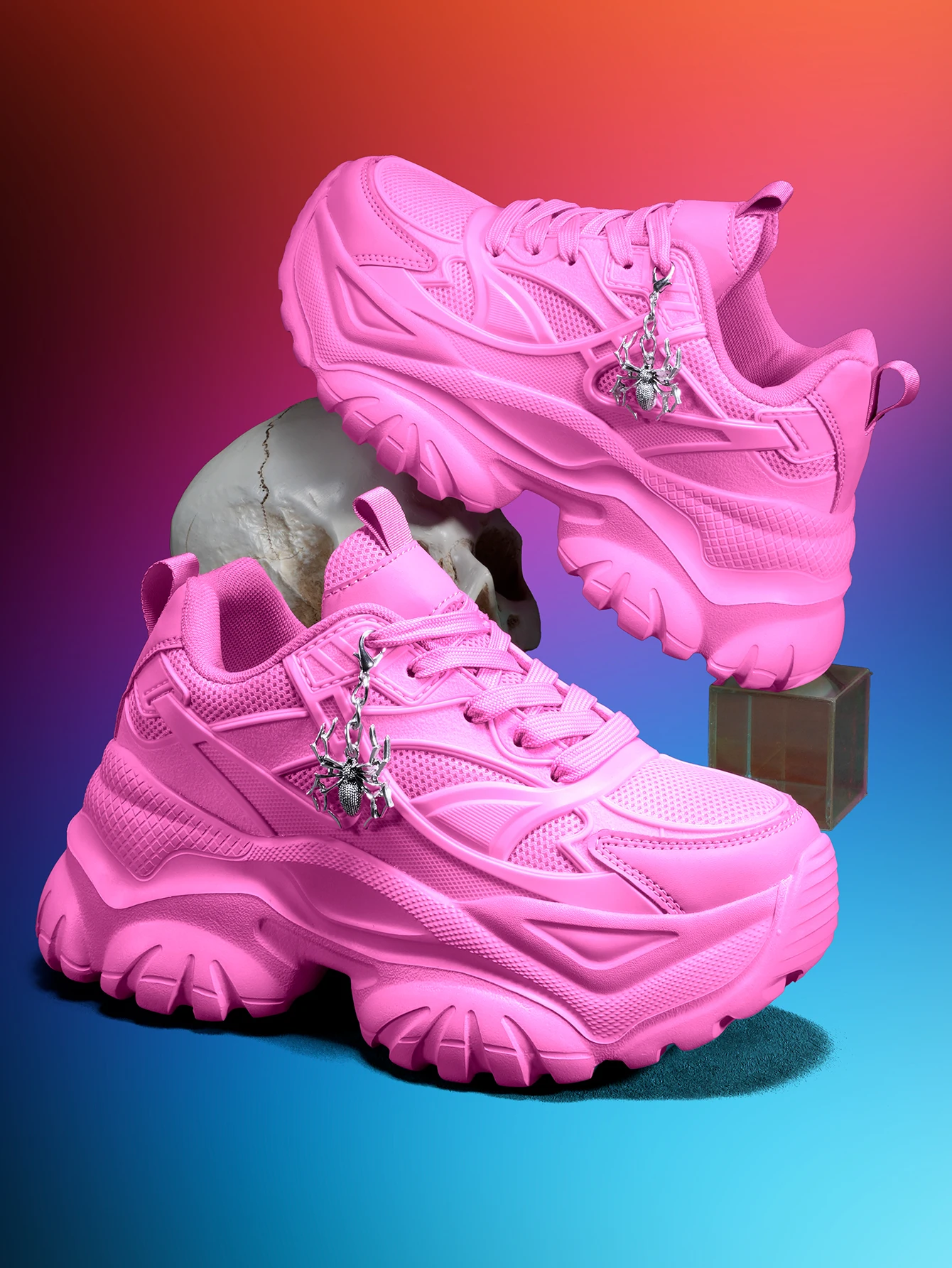 Women's outdoor all-season dad sneakers, Y2K style with a 7CM thick sole for added height, white sports shoes, featuring a detachable silver spider decoration, combined with breathable mesh and lightweight EVA, versatile trendy shoes for everyday commuting and shopping
