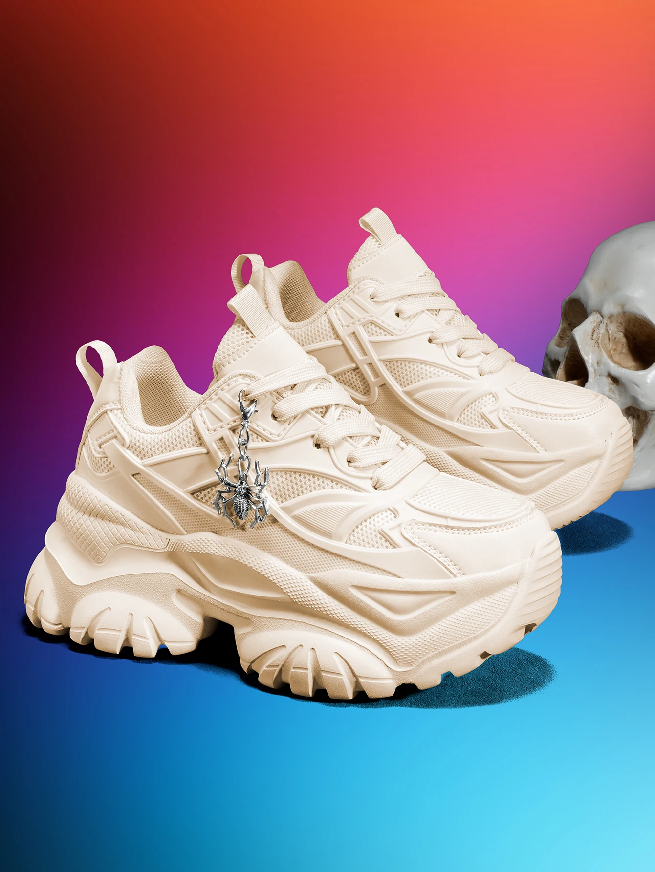 Women's outdoor all-season dad sneakers, Y2K style with a 7CM thick sole for added height, white sports shoes, featuring a detachable silver spider decoration, combined with breathable mesh and lightweight EVA, versatile trendy shoes for everyday commuting and shopping