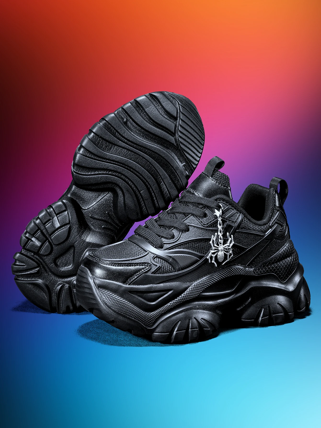 Women's outdoor all-season dad sneakers, Y2K style with a 7CM thick sole for added height, white sports shoes, featuring a detachable silver spider decoration, combined with breathable mesh and lightweight EVA, versatile trendy shoes for everyday commuting and shopping
