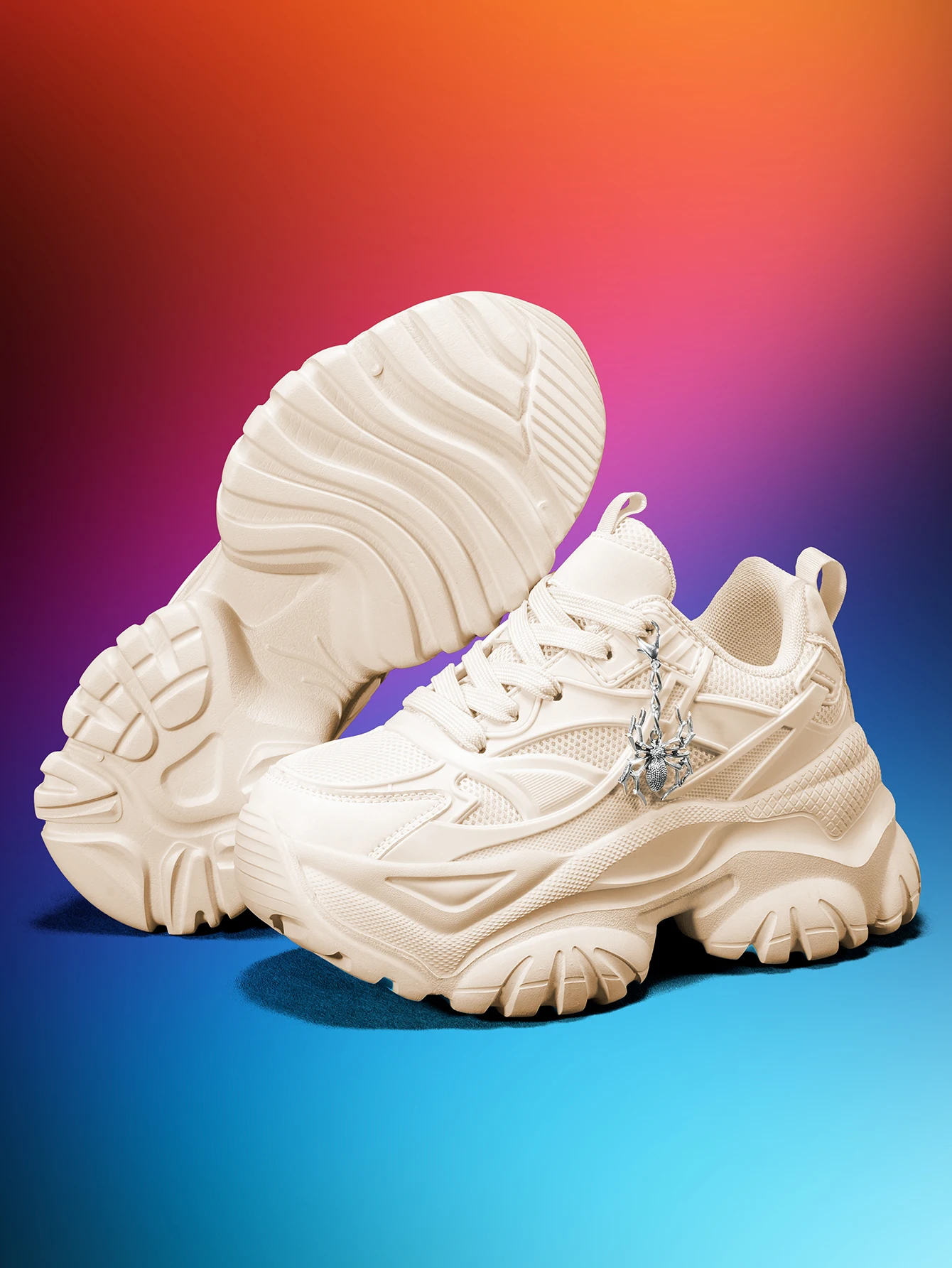 Women's outdoor all-season dad sneakers, Y2K style with a 7CM thick sole for added height, white sports shoes, featuring a detachable silver spider decoration, combined with breathable mesh and lightweight EVA, versatile trendy shoes for everyday commuting and shopping