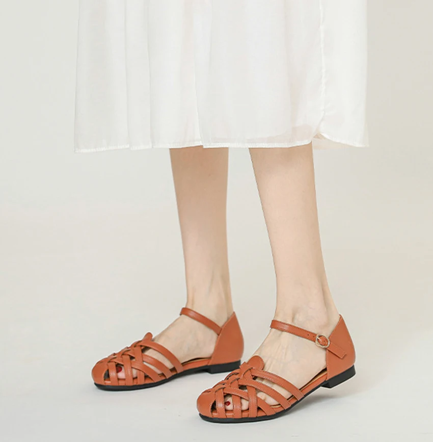 Luxury Designer Sandals Hollow Low-Heeled Closed-Toe Sandals for Women for Summer Outdoor Wear Roman Shoes Zapatos De Mujer