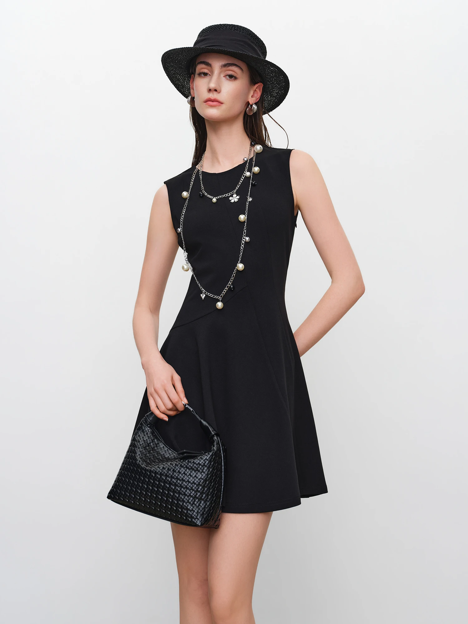 ZIQIAO French-style Black Mini Dress Women 2026 Summer New Style Fitted Waist Sleeveless Round Neck Short Dress Citywalk Dating