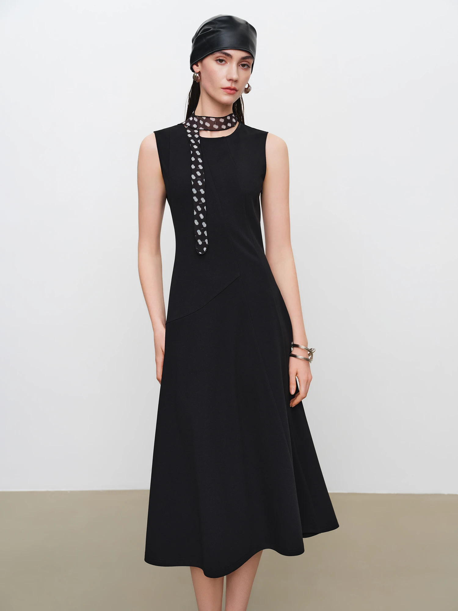 ZIQIAO French-style Black Mini Dress Women 2026 Summer New Style Fitted Waist Sleeveless Round Neck Short Dress Citywalk Dating