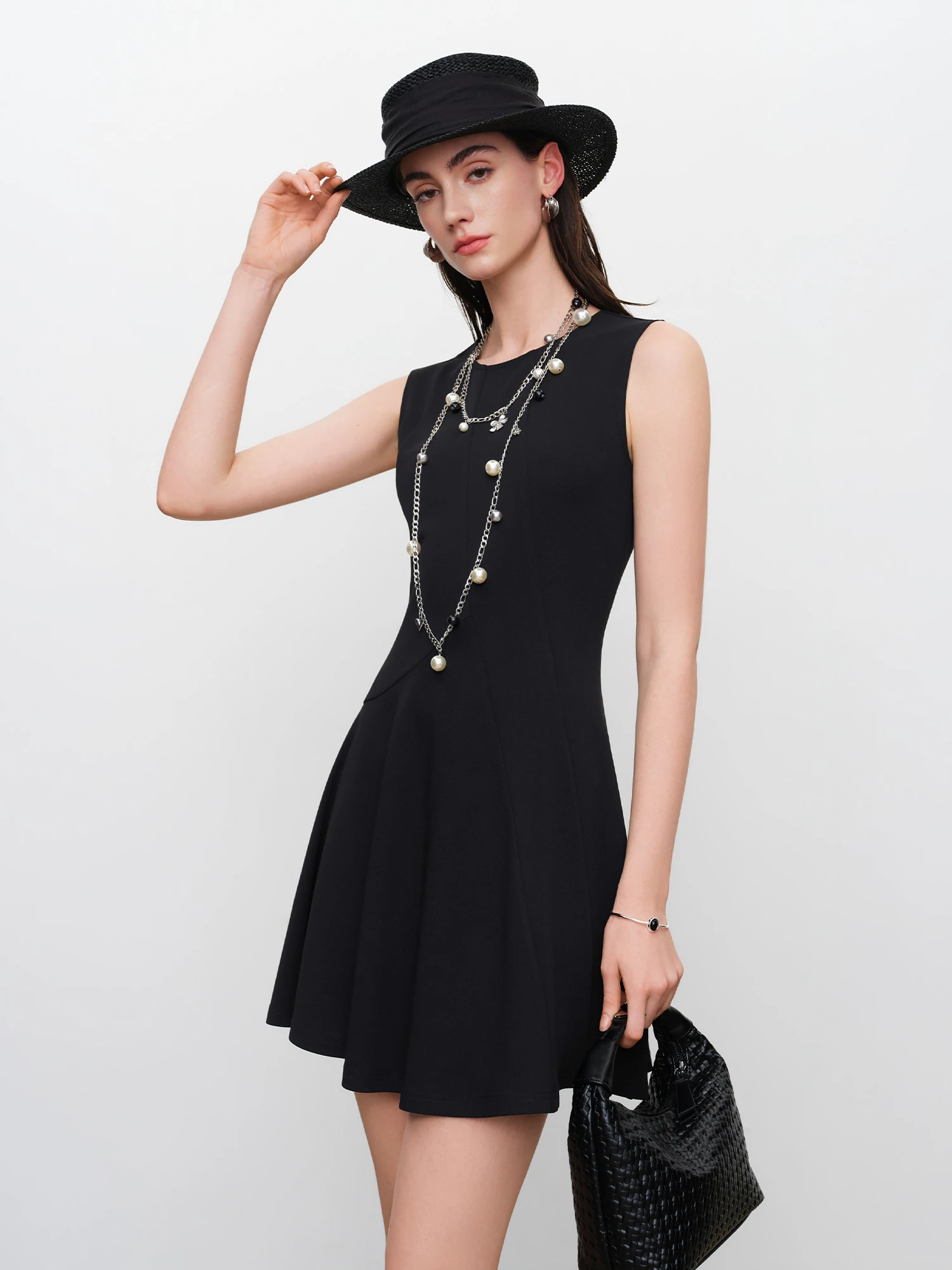 ZIQIAO French-style Black Mini Dress Women 2026 Summer New Style Fitted Waist Sleeveless Round Neck Short Dress Citywalk Dating