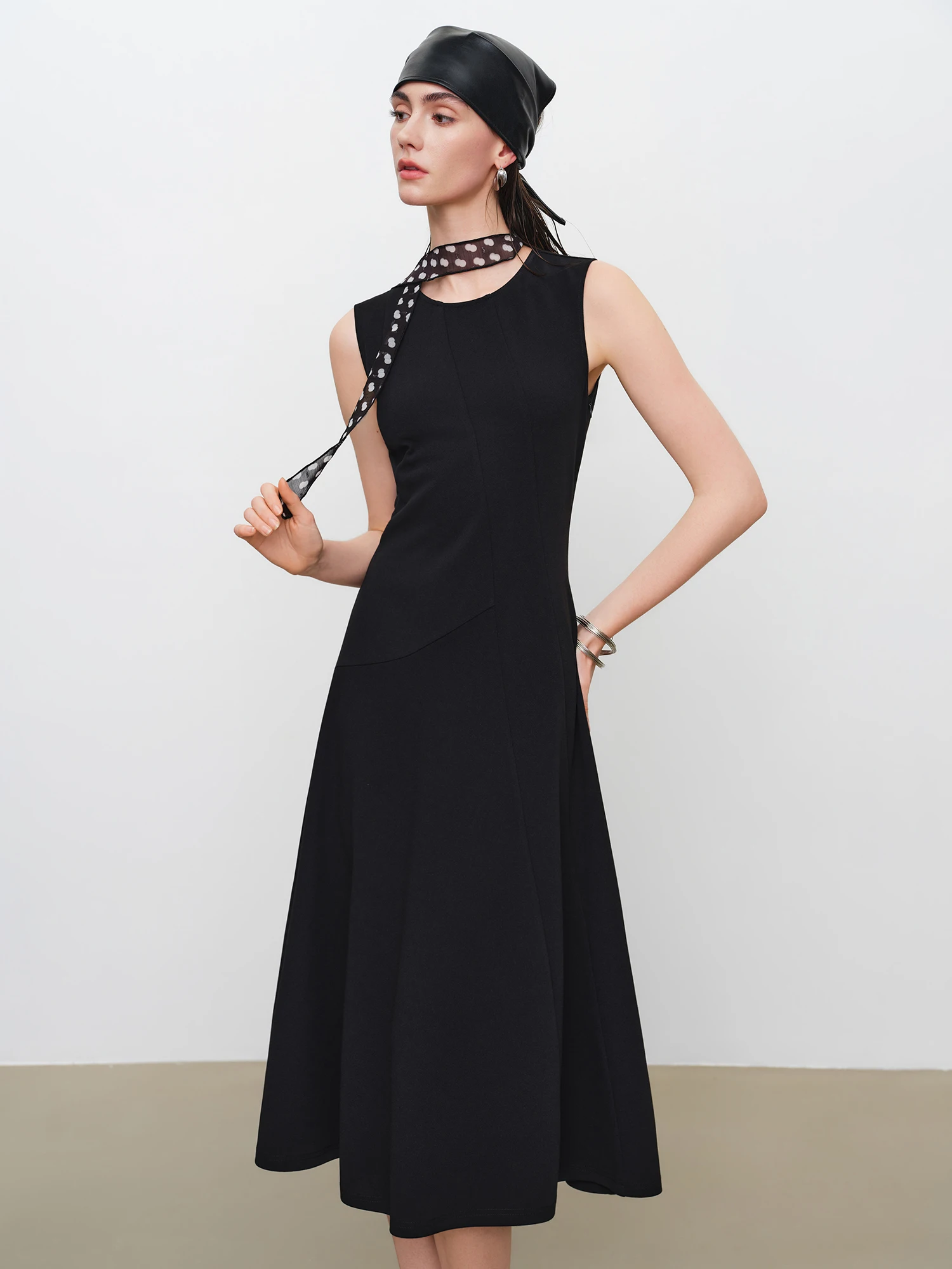 ZIQIAO French-style Black Mini Dress Women 2026 Summer New Style Fitted Waist Sleeveless Round Neck Short Dress Citywalk Dating