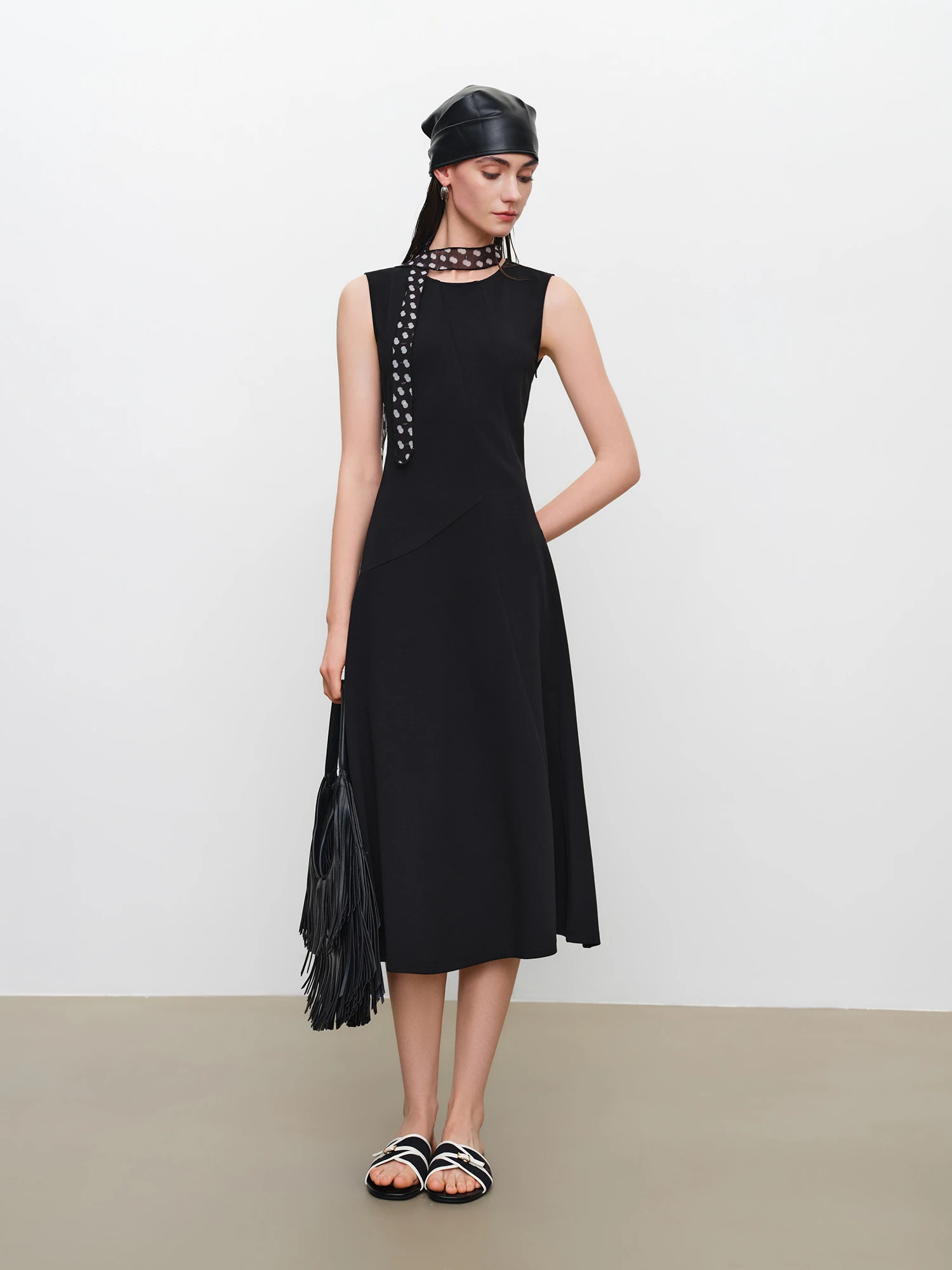 ZIQIAO French-style Black Mini Dress Women 2026 Summer New Style Fitted Waist Sleeveless Round Neck Short Dress Citywalk Dating
