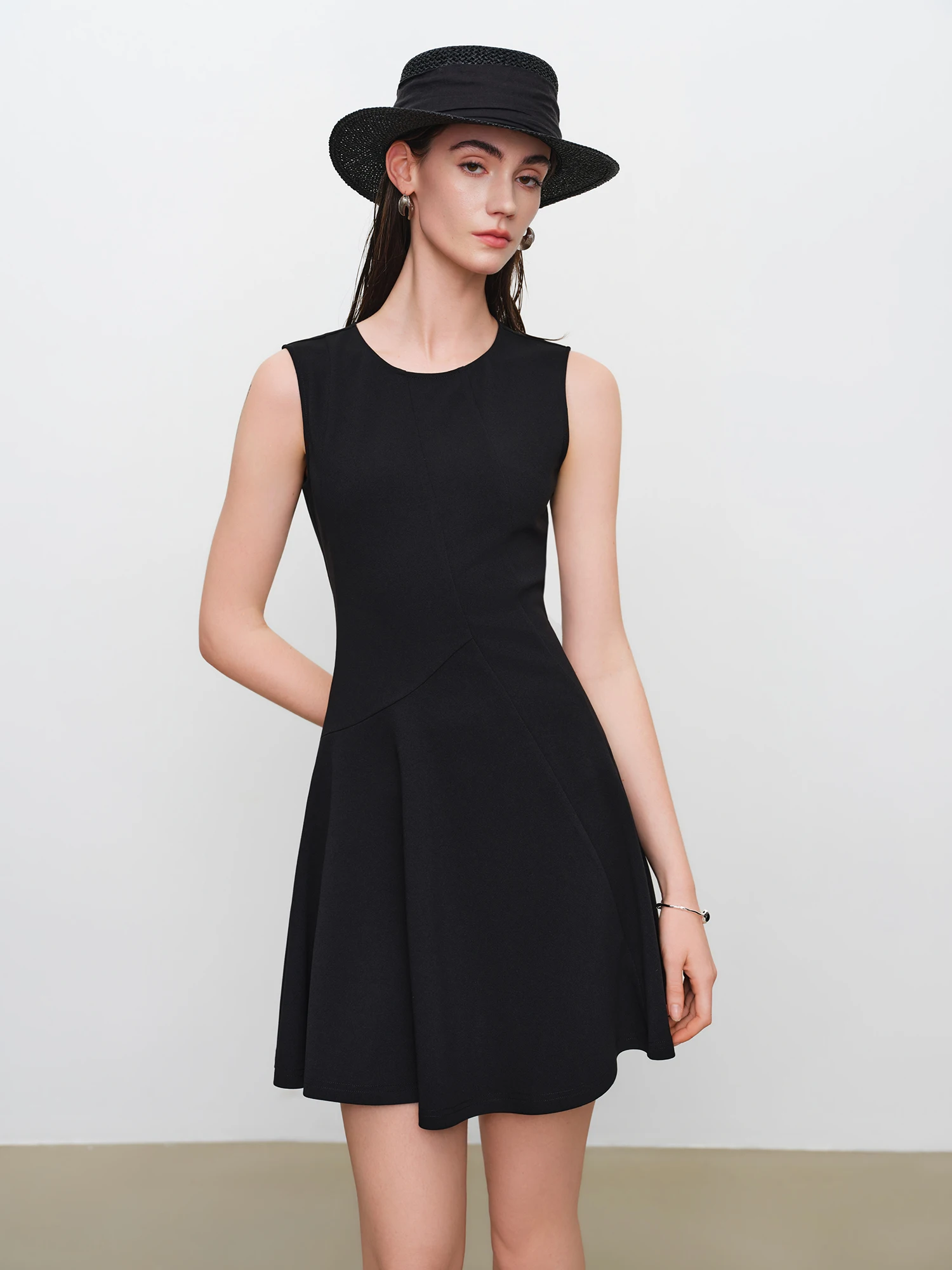 ZIQIAO French-style Black Mini Dress Women 2026 Summer New Style Fitted Waist Sleeveless Round Neck Short Dress Citywalk Dating