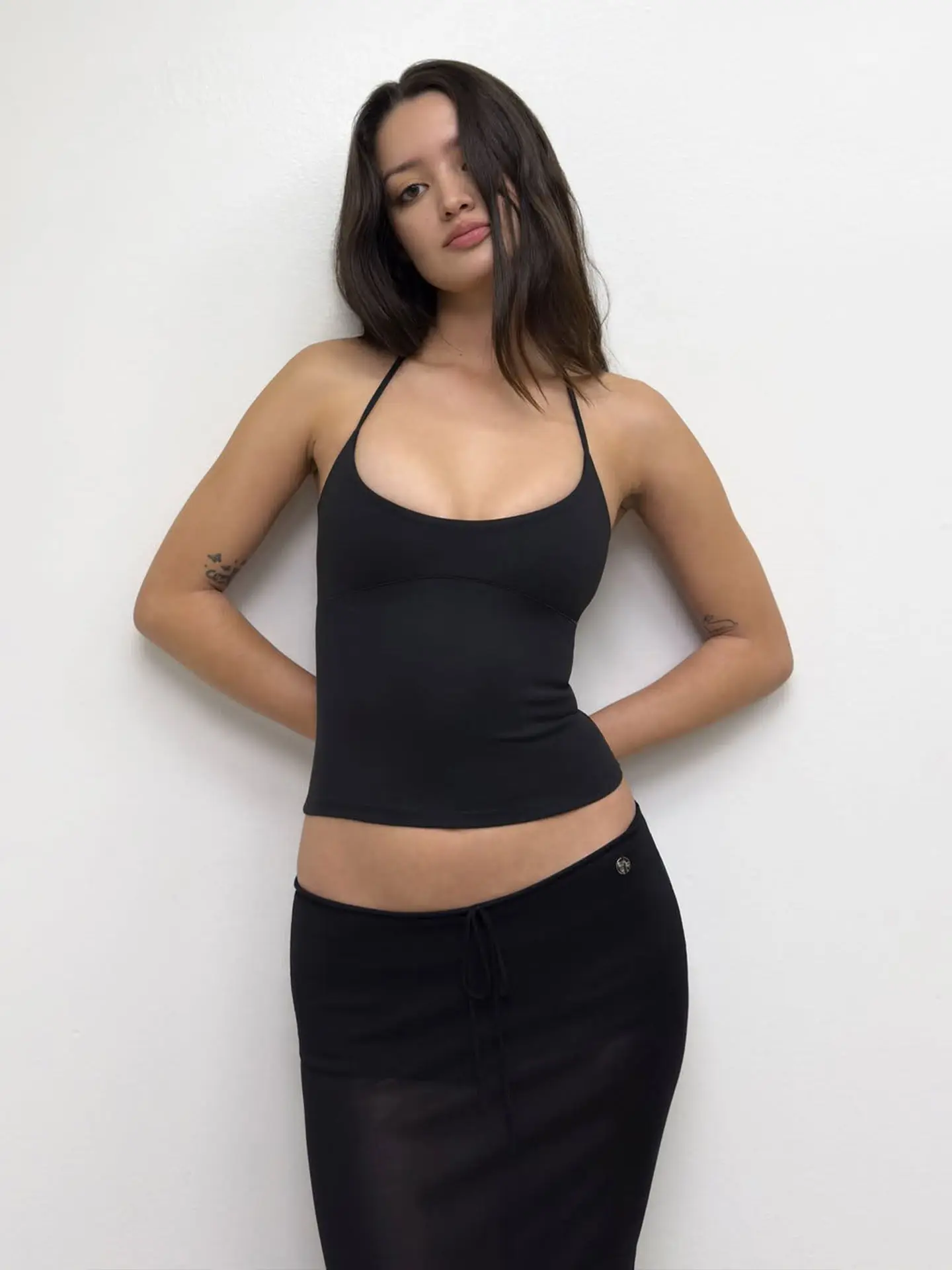 Tank Top with Multiple Colors and Tie Straps, Metal Accessories, Hollow Back Design, Slim Fit, Backless Top, Suitable for Layering or Wearing Alone, U-Neck Tank Top