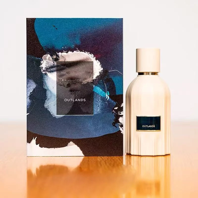 Amouage Outlands Breath of the Wilderness, mixed with a steady scent of amber and moss, the rice white vertical grain bottle carries the distance and tenderness of the wilderness, unlocking the free sense of smell of neutral wood tones