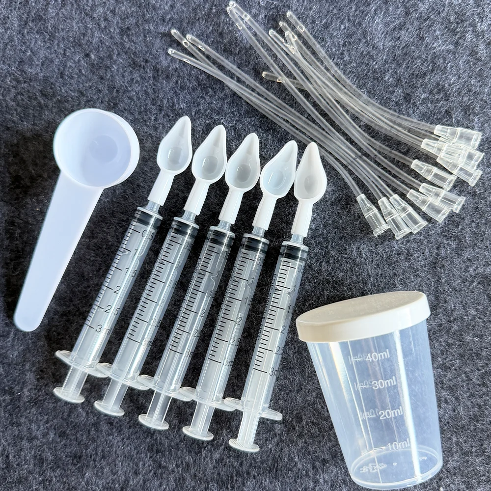 Bird Medicine Feeding Kit in a Box, Includes 10 Feeding Tubes, 5 Syringes, 5 Small Spoons, 1 Large Spoon, 1 Graduated Measuring Cup, and a Storage Box, Suitable for Feeding Birds Medicine, Feeding Them Milk, and Feeding Them Food. the Syringes Have Graduations for Precise Dosing, Easy to Carry and Convenient to Store, a Must-Have for Home Bird Care