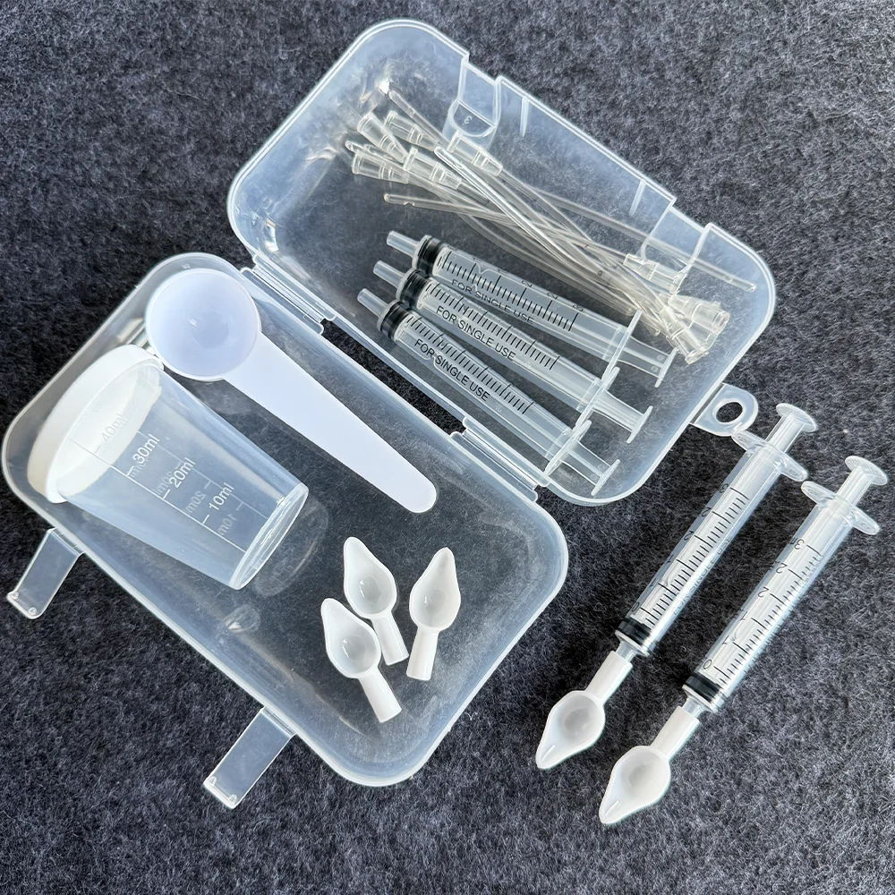 Bird Medicine Feeding Kit in a Box, Includes 10 Feeding Tubes, 5 Syringes, 5 Small Spoons, 1 Large Spoon, 1 Graduated Measuring Cup, and a Storage Box, Suitable for Feeding Birds Medicine, Feeding Them Milk, and Feeding Them Food. the Syringes Have Graduations for Precise Dosing, Easy to Carry and Convenient to Store, a Must-Have for Home Bird Care