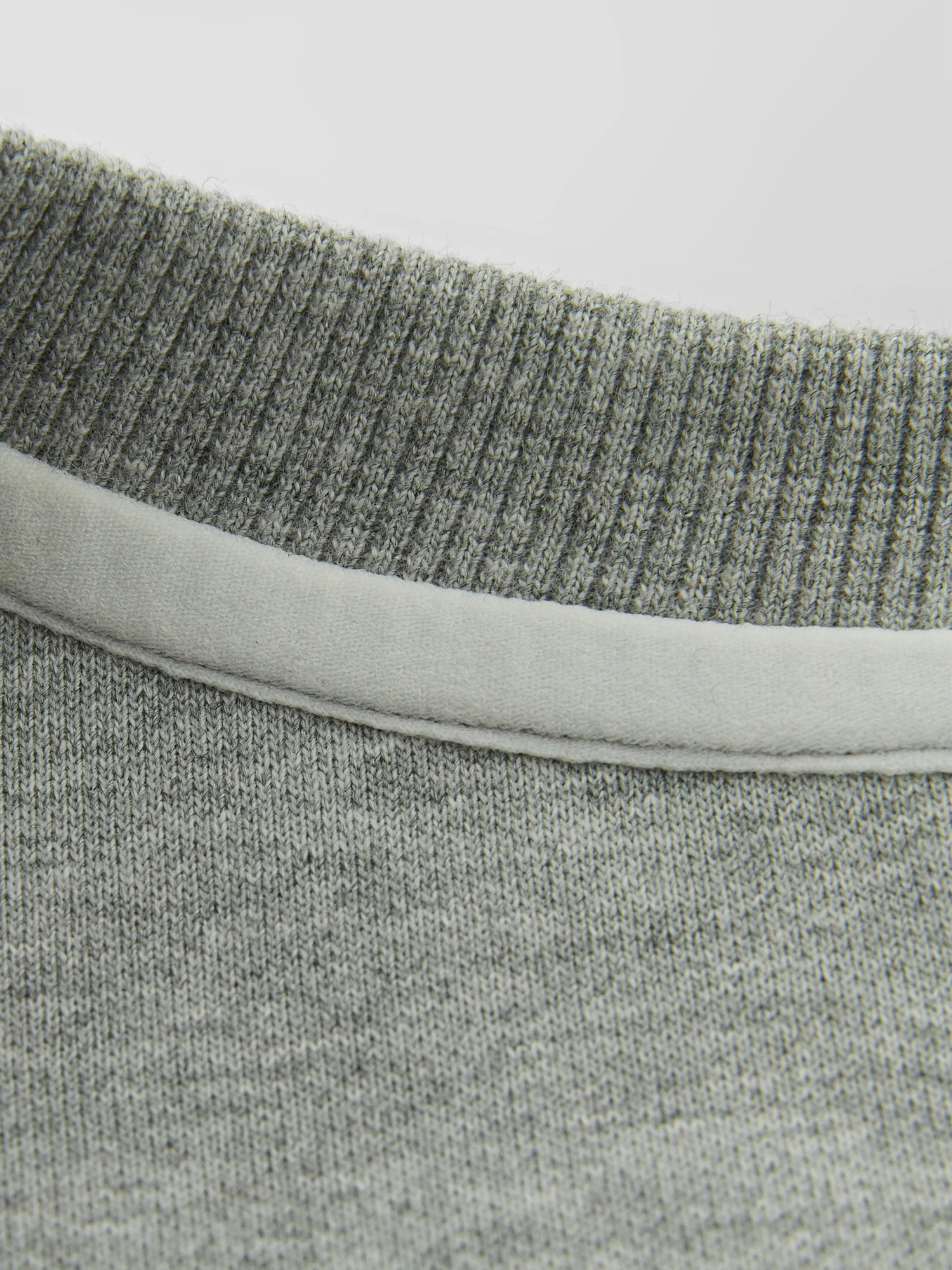 FSLE Grey Hoodless Round Neck Sweatshirt for Women 2025 Spring New Design All-match Casual Loose Top Chic Outfits 25FS11112