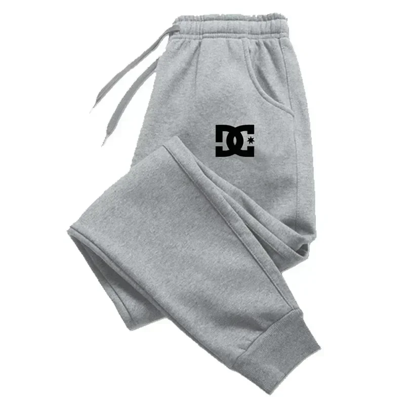 Relax-fit sporty tapered pants for men, breathable casual fabric, meet the demands of daily workouts and indoor leisure.