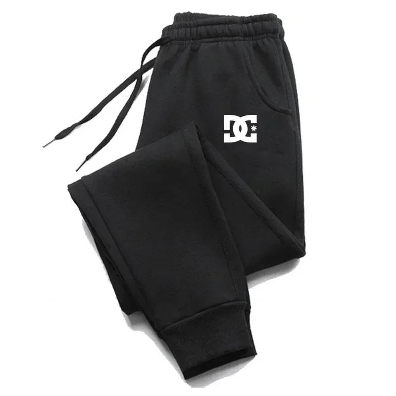 Relax-fit sporty tapered pants for men, breathable casual fabric, meet the demands of daily workouts and indoor leisure.