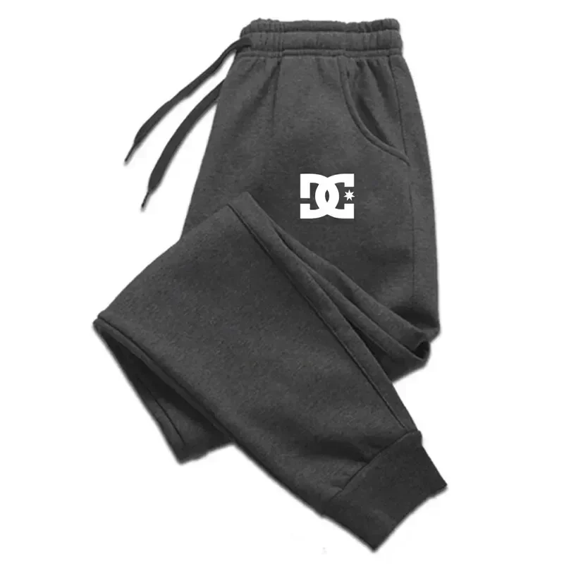 Relax-fit sporty tapered pants for men, breathable casual fabric, meet the demands of daily workouts and indoor leisure.