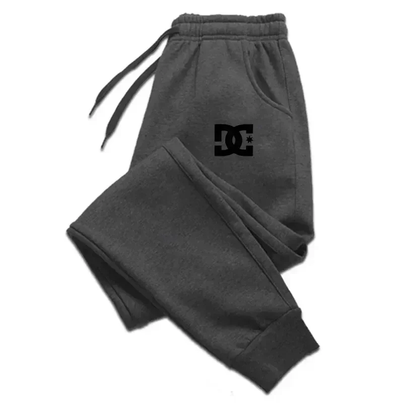 Relax-fit sporty tapered pants for men, breathable casual fabric, meet the demands of daily workouts and indoor leisure.