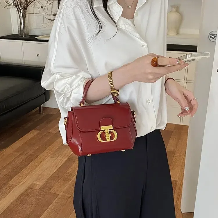 Trendy Design Letter Logo Diaper Bag Luxury Tote Messenger Purse For Women Solid Color Commuter Bag Elegant Leather Classic
