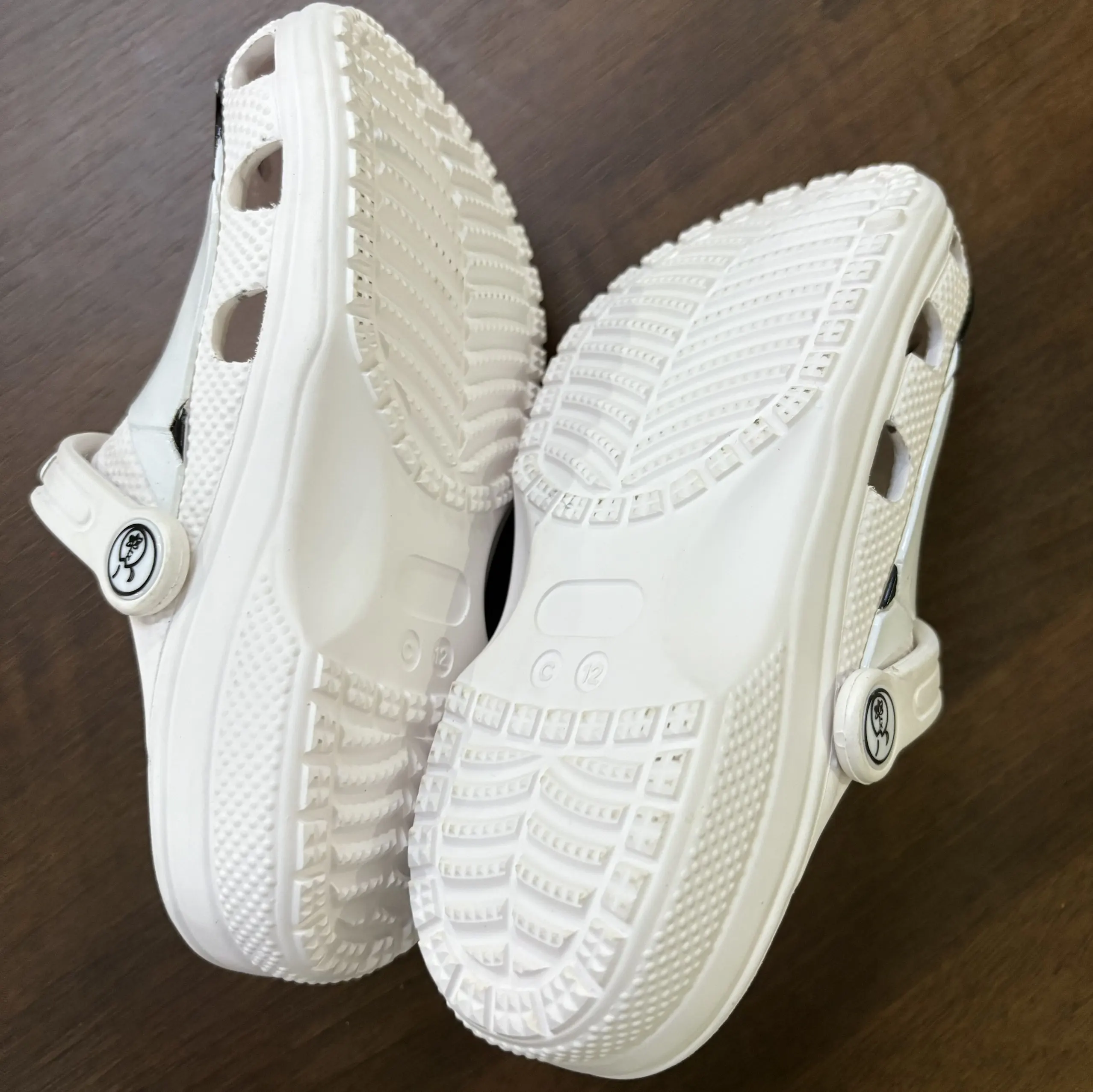 New Children Football Style Summer Hole Slippers Shoes Soft-Soled Beach Shoes Breathable Lightweight Casual Fashion Sandals Gift
