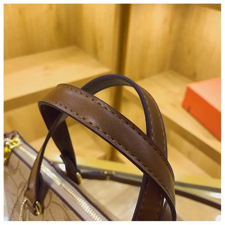 Iconic Messenger Designer Diaper Bag For Women Luxury Leather Tote Elegant Crossbody Bag Stylish Fashion