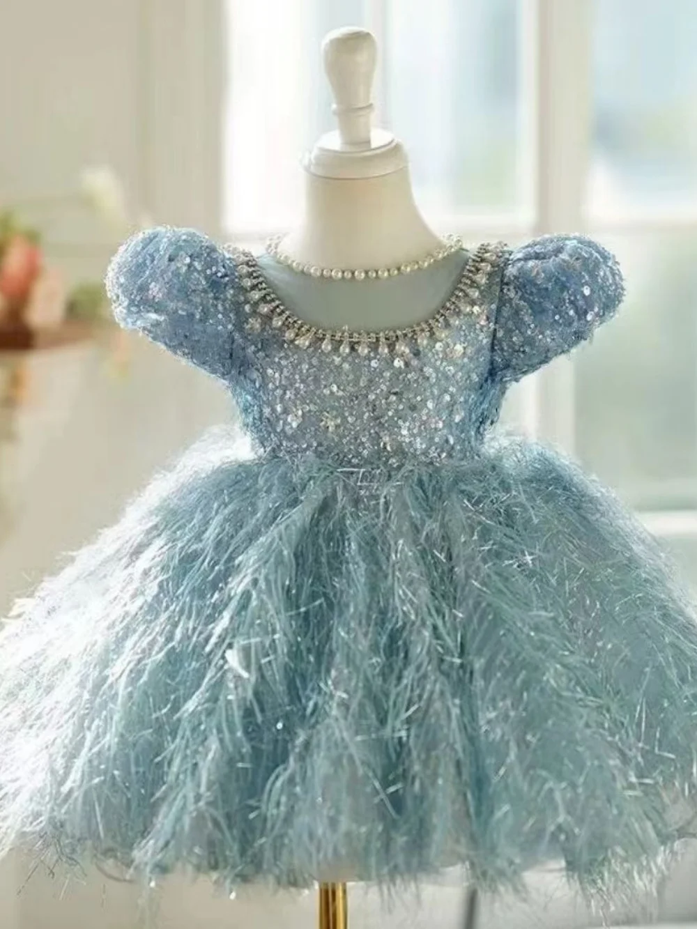 2027 New Girls Luxury Tutu Dress For Birthday Party Shimmering Crystal Pearls Puff Sleeve Kids Princess Gown Performance Wear