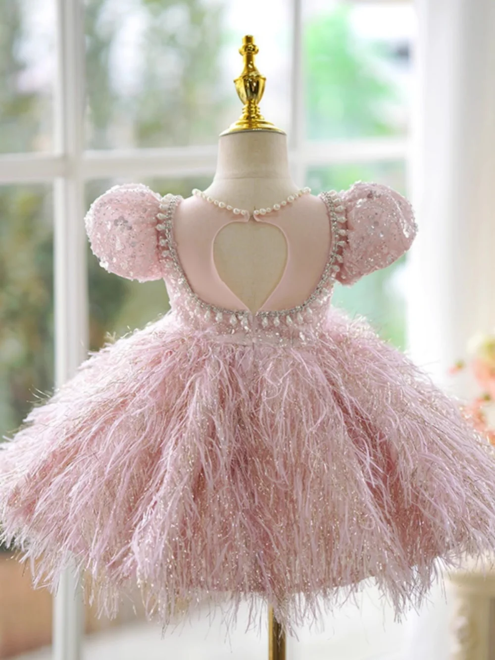 2027 New Girls Luxury Tutu Dress For Birthday Party Shimmering Crystal Pearls Puff Sleeve Kids Princess Gown Performance Wear