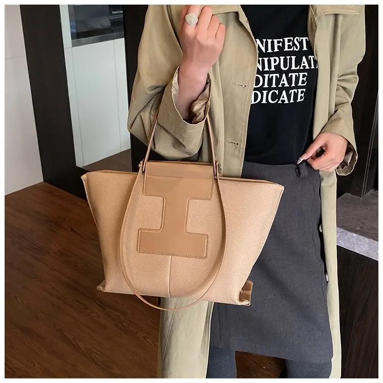 Wardrobe Staple Designer Diaper Bag For Women Luxury Leather Tote Elegant Crossbody Bag Stylish Essential