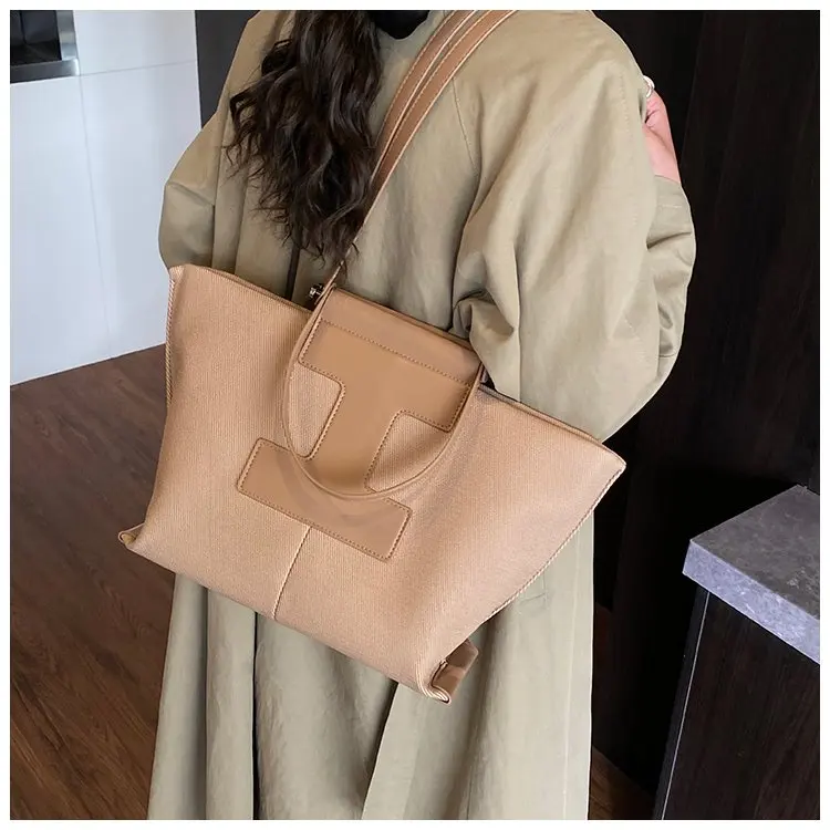 Wardrobe Staple Designer Diaper Bag For Women Luxury Leather Tote Elegant Crossbody Bag Stylish Essential