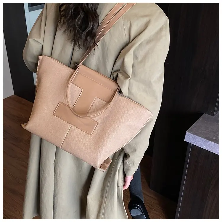 Wardrobe Staple Designer Diaper Bag For Women Luxury Leather Tote Elegant Crossbody Bag Stylish Essential