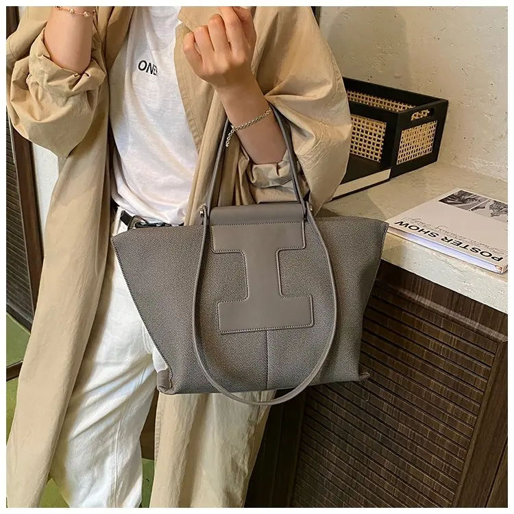 Wardrobe Staple Designer Diaper Bag For Women Luxury Leather Tote Elegant Crossbody Bag Stylish Essential