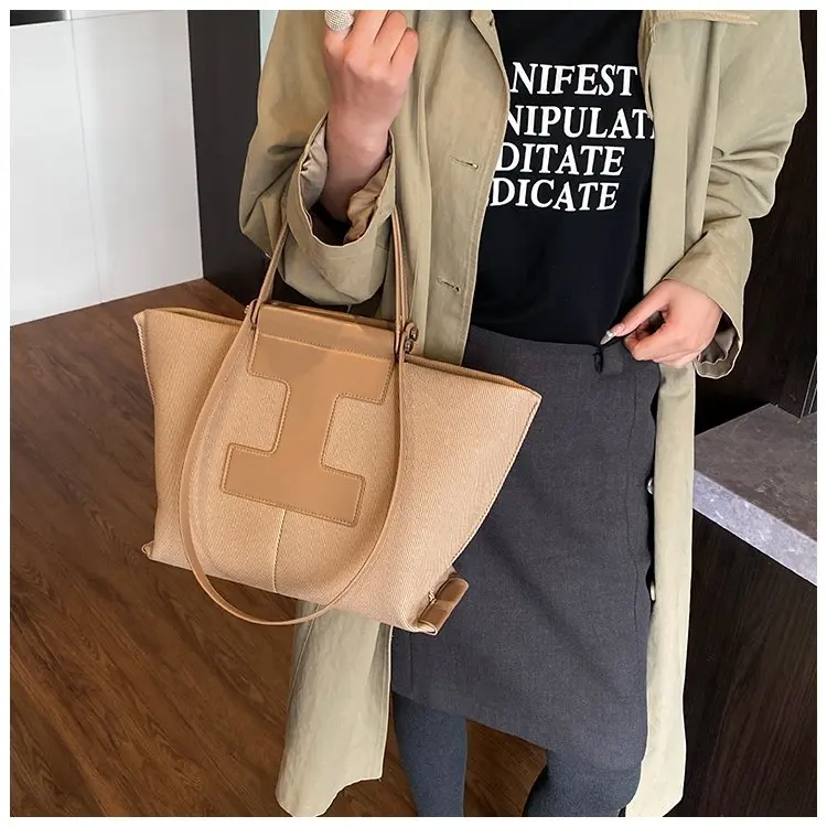 Wardrobe Staple Designer Diaper Bag For Women Luxury Leather Tote Elegant Crossbody Bag Stylish Essential