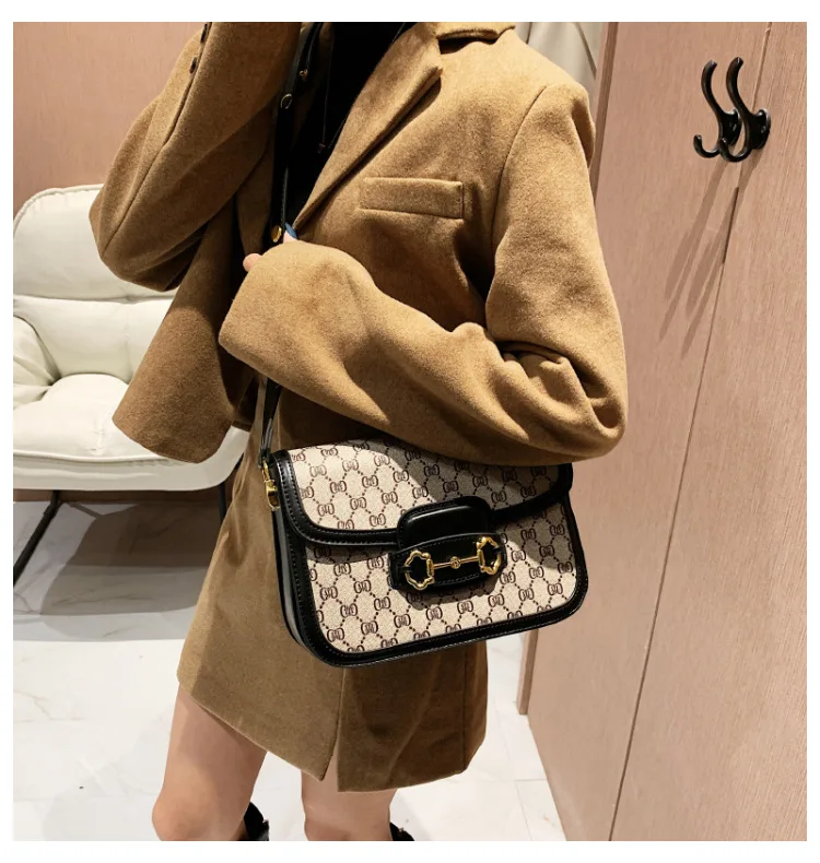 2026 Fashion Retro Saddle Bag: A Classic and Versatile Small Square Bag Suitable for Women's Daily Outings and Commutes. A Shoul