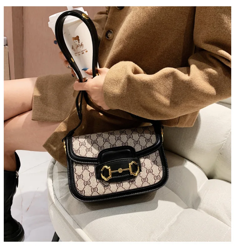 2026 Fashion Retro Saddle Bag: A Classic and Versatile Small Square Bag Suitable for Women's Daily Outings and Commutes. A Shoul