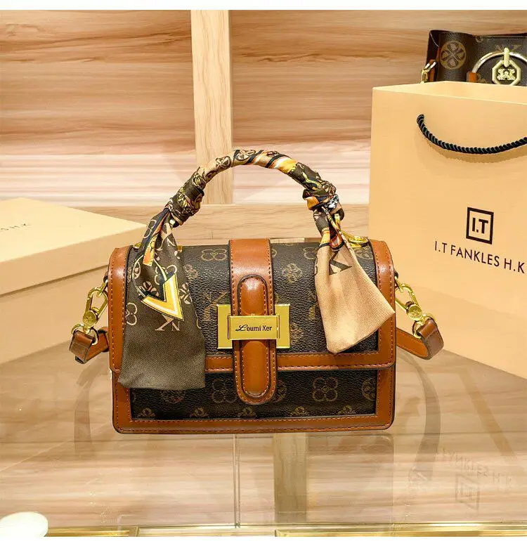 Classic Chic Women's Diaper Bag Elegant Leather Large Capacity Designer Tote Luxury Minimalist Vintage Fashionable Commuter Bag