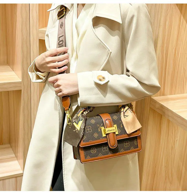 Classic Chic Women's Diaper Bag Elegant Leather Large Capacity Designer Tote Luxury Minimalist Vintage Fashionable Commuter Bag