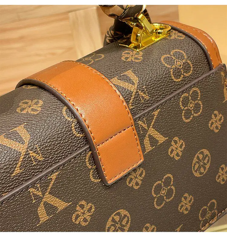 Classic Chic Women's Diaper Bag Elegant Leather Large Capacity Designer Tote Luxury Minimalist Vintage Fashionable Commuter Bag
