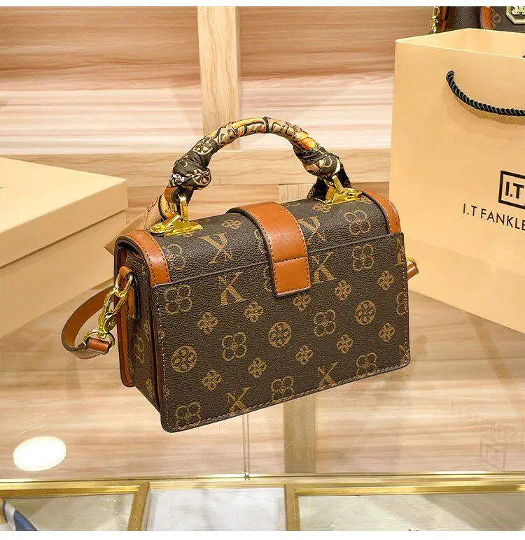 Classic Chic Women's Diaper Bag Elegant Leather Large Capacity Designer Tote Luxury Minimalist Vintage Fashionable Commuter Bag
