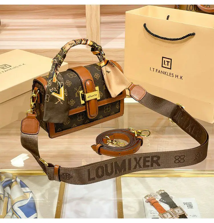 Classic Chic Women's Diaper Bag Elegant Leather Large Capacity Designer Tote Luxury Minimalist Vintage Fashionable Commuter Bag