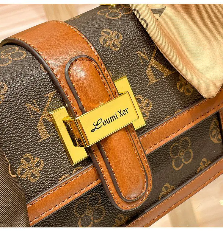 Classic Chic Women's Diaper Bag Elegant Leather Large Capacity Designer Tote Luxury Minimalist Vintage Fashionable Commuter Bag