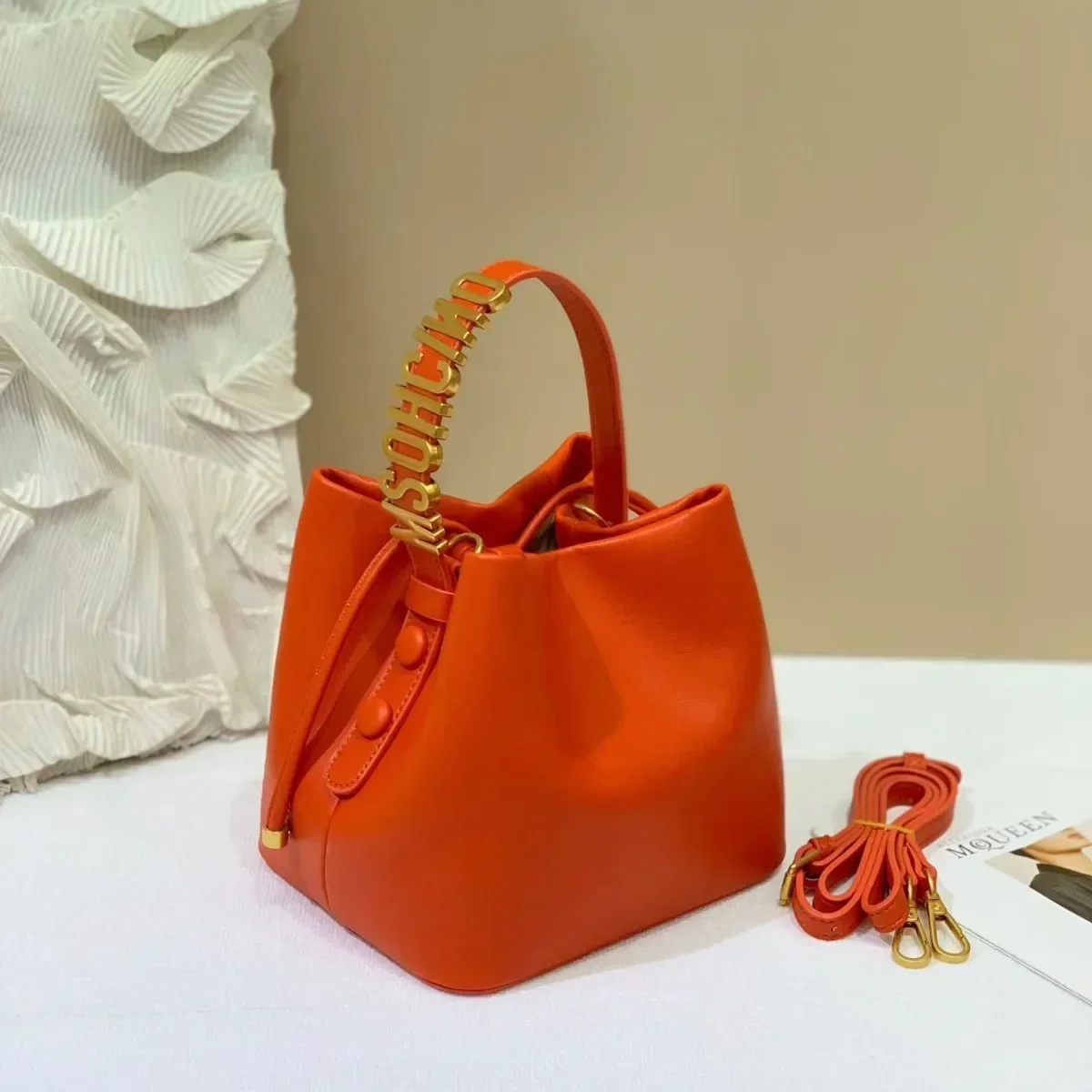 2026 New Women's Letter Shoulder Crossbody Metal Buckle Large Capacity Handheld Urine Bag Famous Luxury Designer