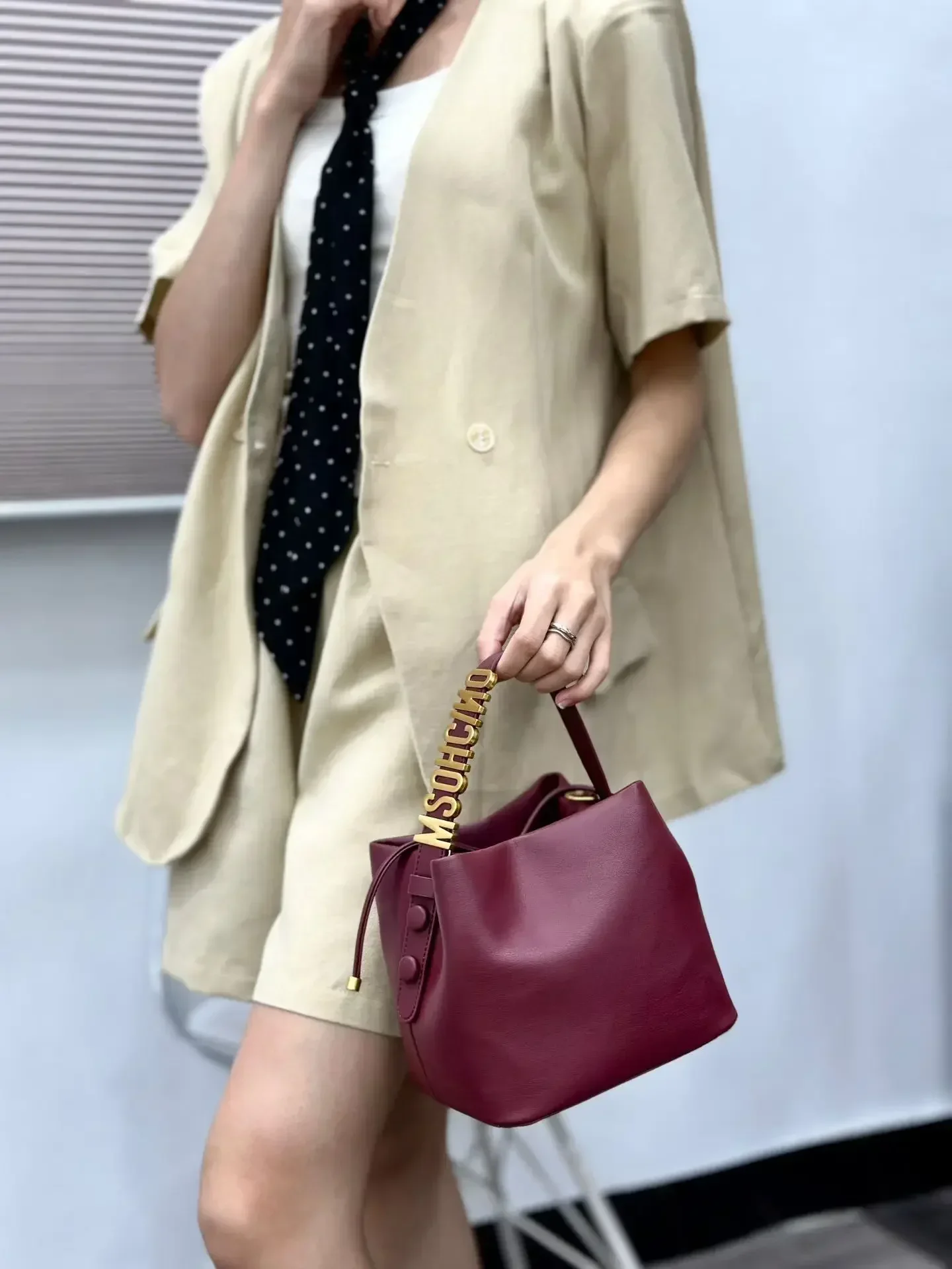 2026 New Women's Letter Shoulder Crossbody Metal Buckle Large Capacity Handheld Urine Bag Famous Luxury Designer