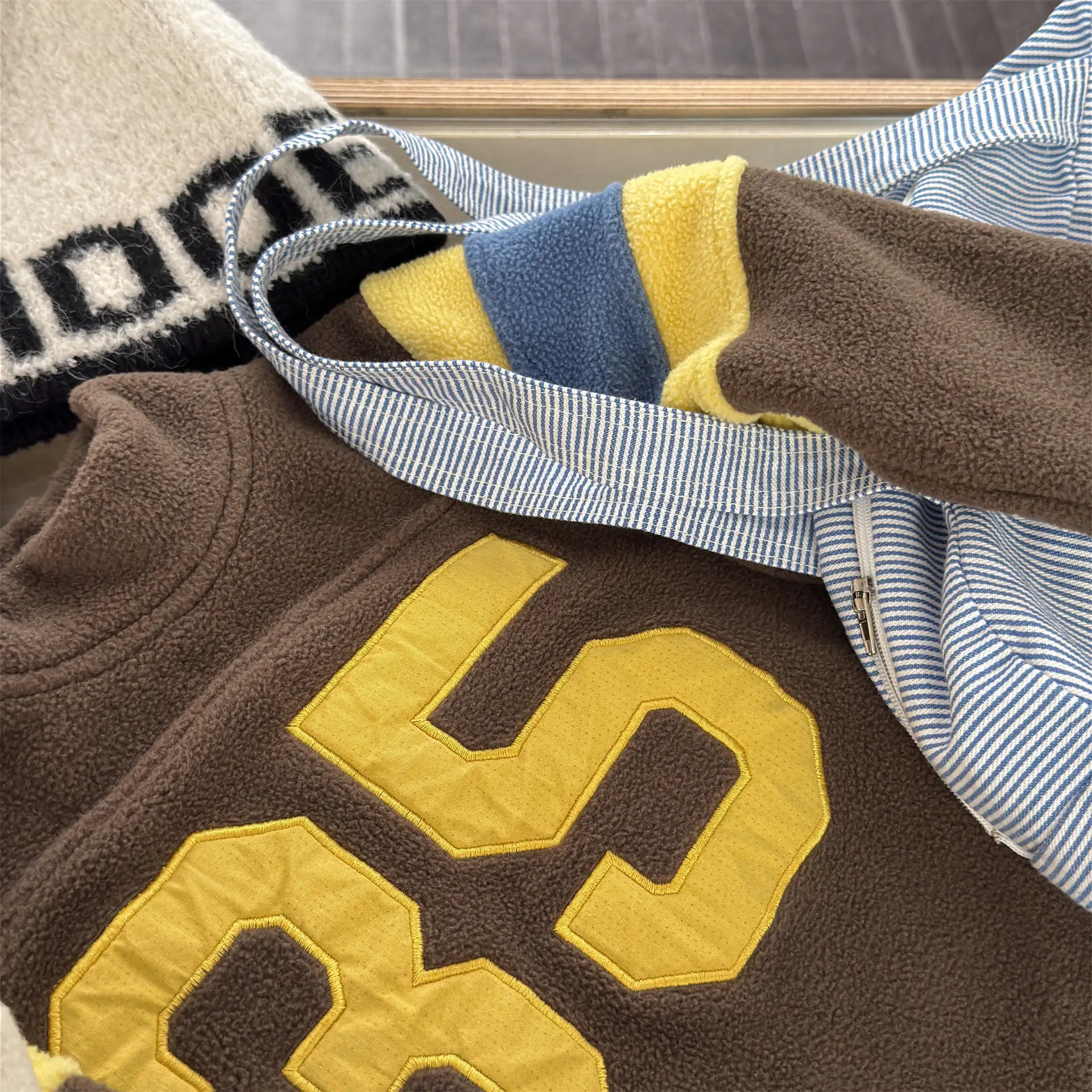 2025 Winter New Children Fleece Sweatshirt Baby Fashion Letter Tops Boys Girls Warm Pullover Baby Long Sleeve Casual Sweatshirt